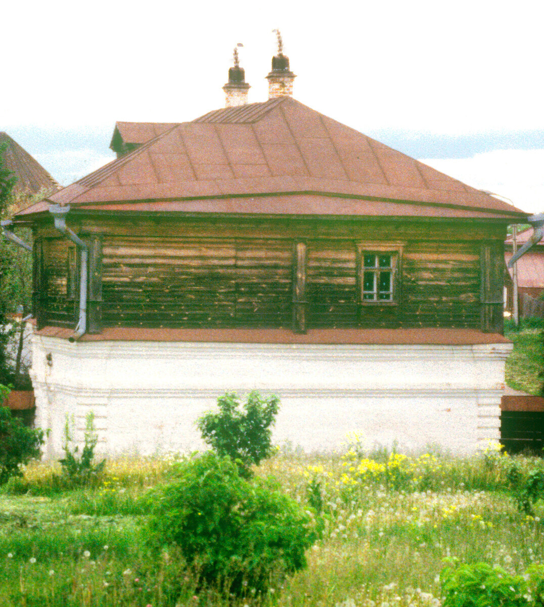 Rumah keluarga pedagang Agapov. Struktur kayu yang dibangun di atas bata tingkat bawah (abad ke-18). Bagian dari Museum Suzdal, rumah itu berada di situs aslinya. 16 Mei 1990