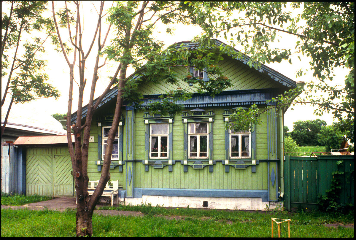Suzdal. Rumah kayu dengan dinding papan & bingkai jendela dekoratif, Jalan Lebedev 7. 18 Juni 1994