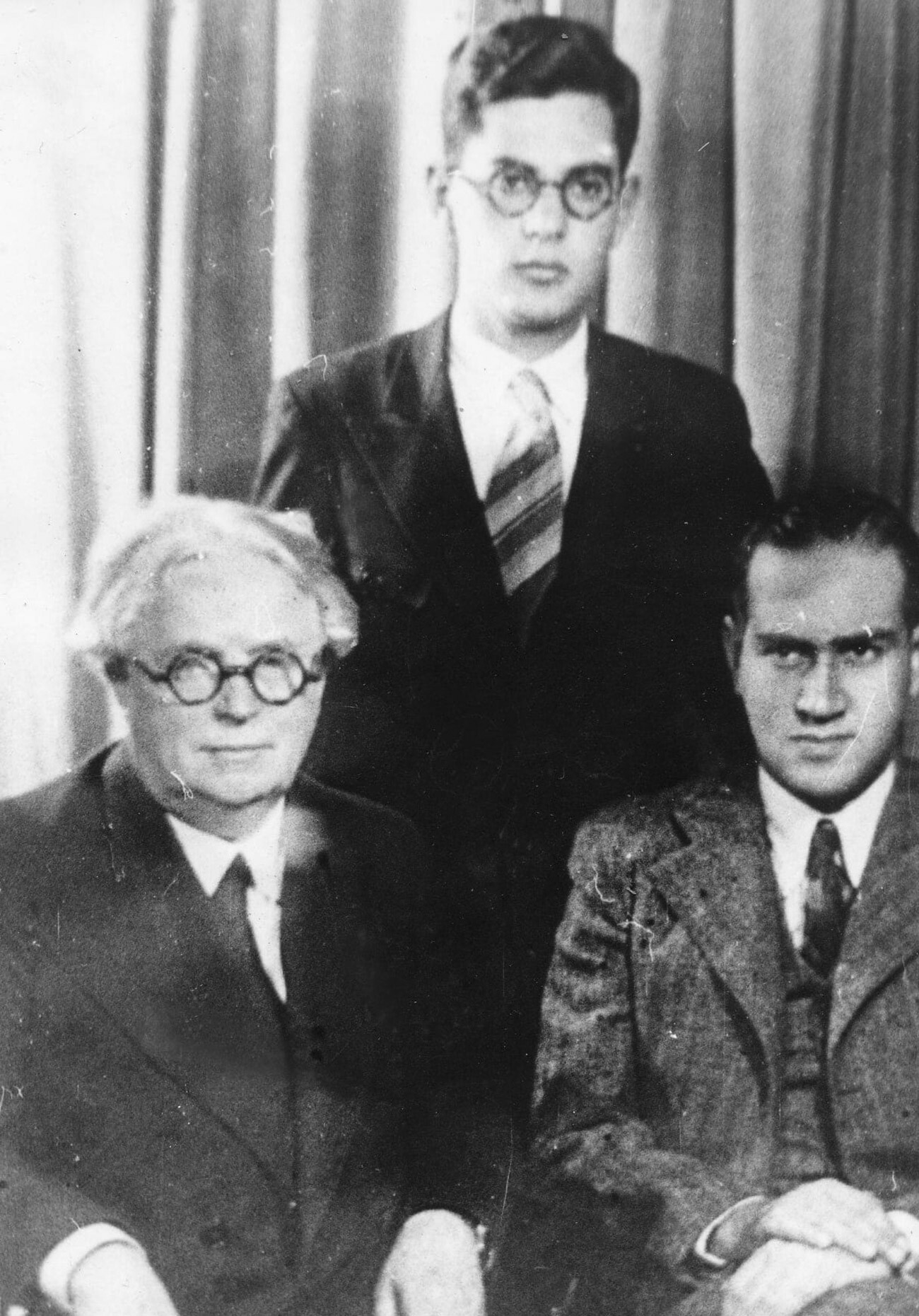Leon Sachs (al centro) ai tempi in cui era studente del primo anno del Conservatorio di Mosca, con i suoi maestri David Ojstrakh (a destra) e Pjotr Stoljarskij (a sinistra)
