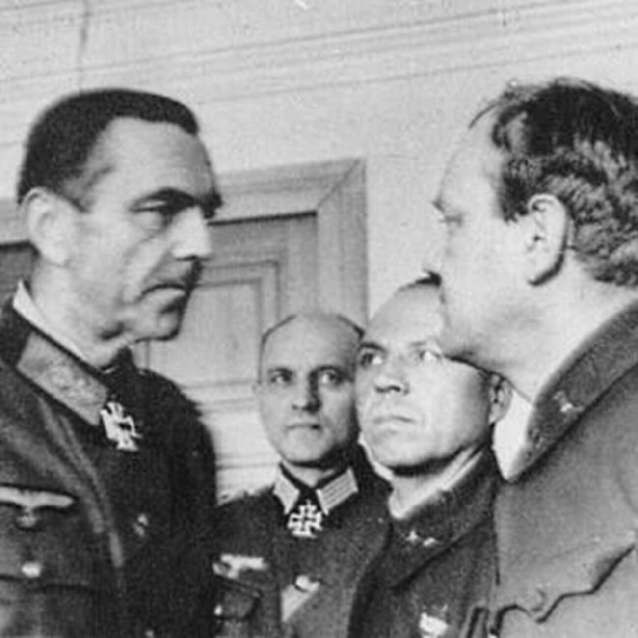 Friedrich Paulus, su ayudante personal, el coronel Wilhelm Adam, y el general de división soviético Iván Laskin, jefe del Estado Mayor del 64º Ejército.