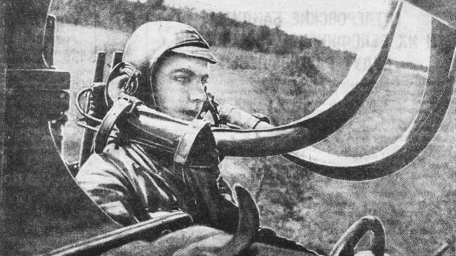 L’ascoltatore dell'Armata Rossa V. Alekseev al posto di combattimento all’aerofono
