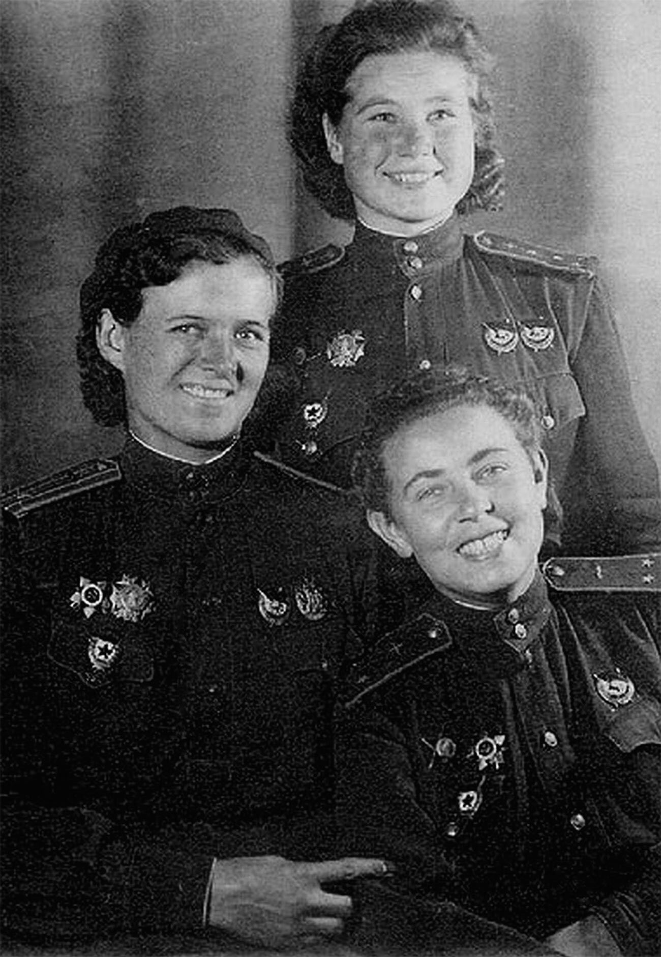 Евдокия Бершанская (вляво), Мария Смирнова (изправена) и Полина Гелман - офицери от 46-ти Тамански гвардейски нощен бомбардировъчен авиационен полк, 325-а нощна бомбардировъчна дивизия, 4-та въздушна армия