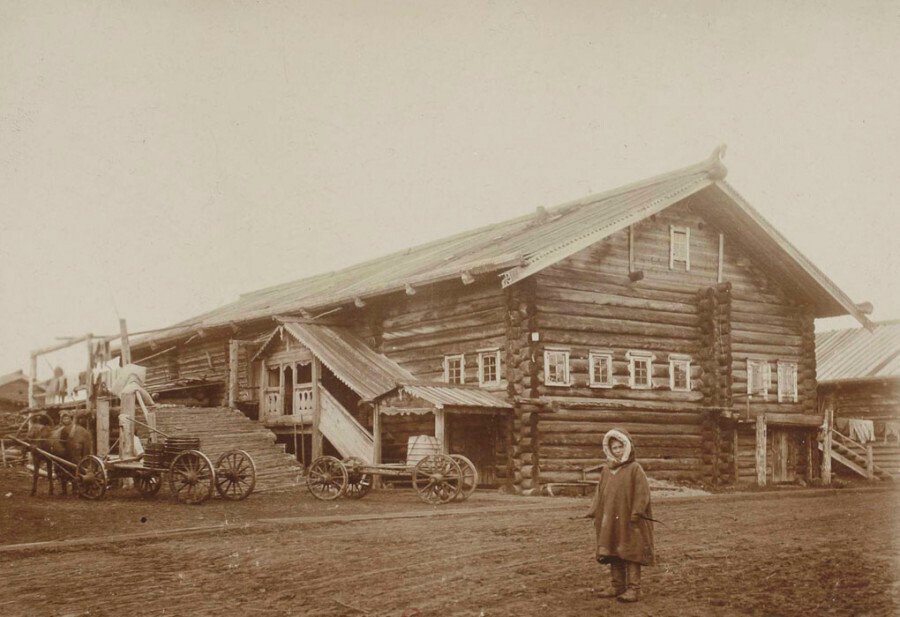 Rumah kayu (dom-dvor) di Arkhangelsk Oblast.