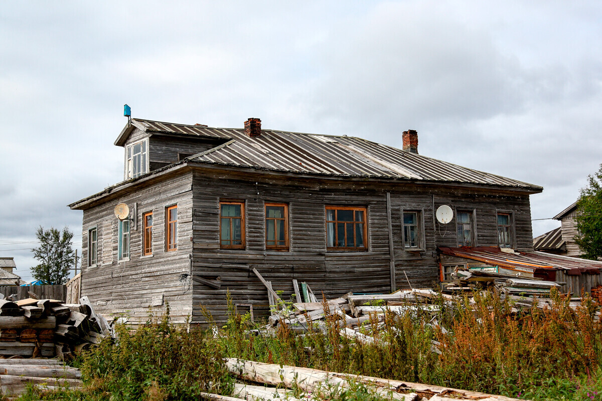 Rumah di desa Kuzomen di Murmansk Oblast.