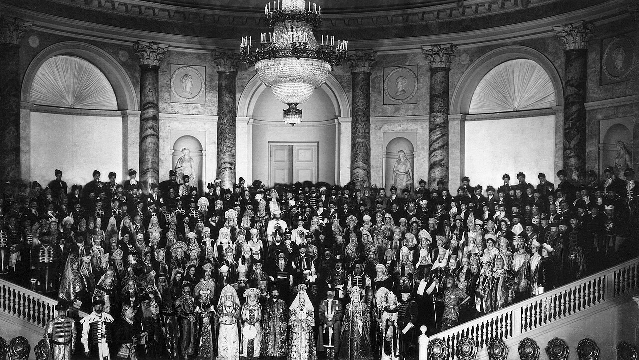 Todos os participantes do baile de máscaras da corte a fantasia de 1903.
