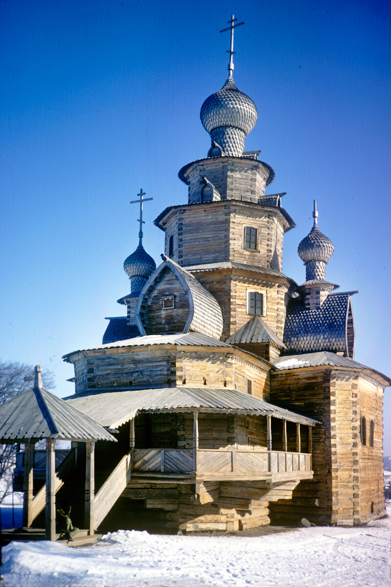 Museo dell’Architettura in legno di Suzdal. Chiesa della Trasfigurazione, vista sud-ovest. Originariamente sorgeva nel villaggio di Kozljatevo del distretto Kolchuginskij. Foto scattata il 5 marzo 1972

