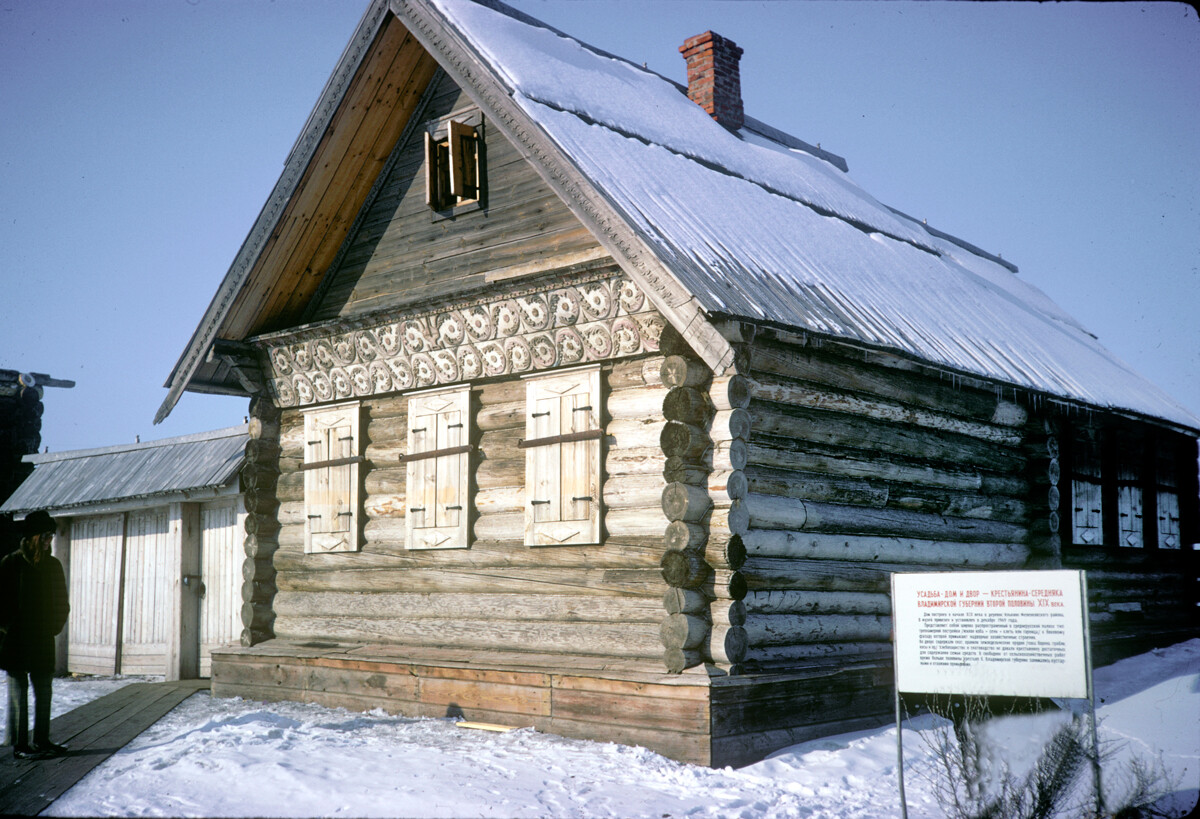 Museo dell’Architettura in legno di Suzdal. Isba della famiglia Volkov. Si tratta di un’abitazione di un “contadino medio” (“serednjak”) del XIX secolo. Originariamente sorgeva nel villaggio di Ilkino del distretto Melenkovskij. Foto del 5 marzo 1972