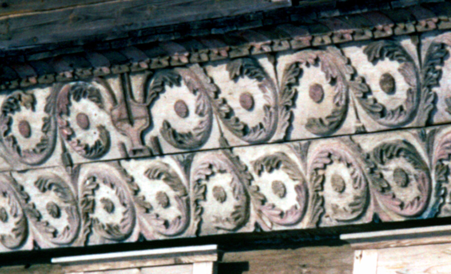 Cornice legnea con intagli decorativi nell‘isba della famiglia Volkov. Foto del 5 marzo 1972

