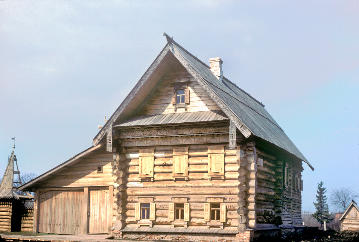 Museo dell’Architettura in legno di Suzdal. Isba della famiglia Kuzovkin. Casa originariamente costruita nel 1861 da un “contadino medio” (“serednjak”) nel villaggio di Log del distretto Vjaznikovskij. Foto scattata il 27 aprile 1980

