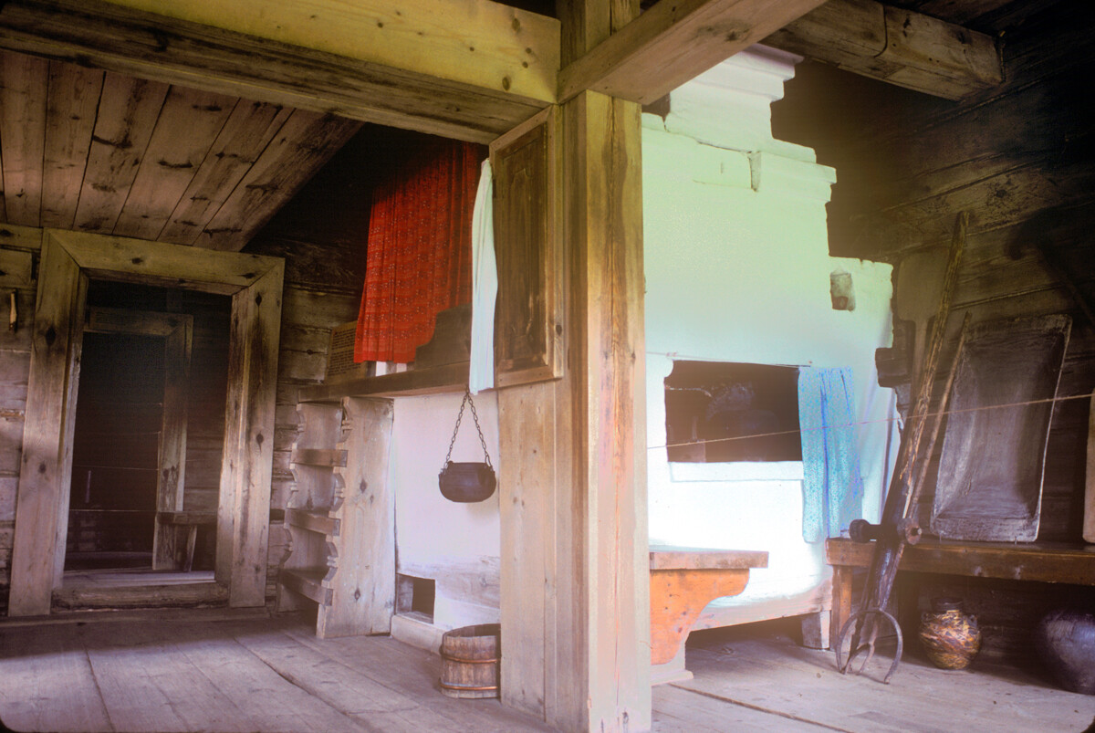Isba della famiglia Kuzovkin. Interno, sala principale con la stufa russa in muratura e vari attrezzi per la panificazione e la cucina. Foto del 4 agosto 1995

