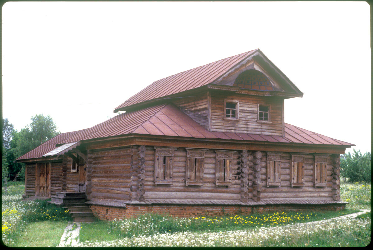 Museo dell’Architettura in legno di Suzdal. Isba della famiglia Evgrafov. Casa del XIX secolo con rialzo (il tipico “mezzanino”). Originariamente sorgeva nel villaggio di Tyntsy del distretto Kameshkovskij. Fota scattata il 18 giugno 1994

