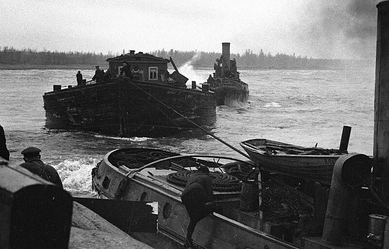 Embarcaciones transportando víveres a la sitiada Leningrado en el lago Ládoga.