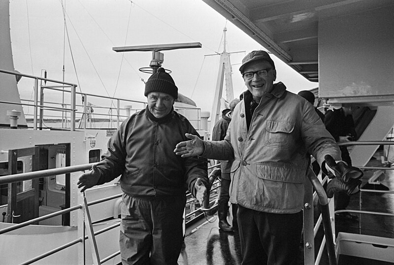 Kosiguin y el presidente finlandés Urho Kekkonen a bordo del rompehielos Tarmo mostrando sus capturas de pescado, 1968.