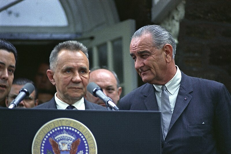 Kosiguin con el presidente estadounidense Lyndon B. Johnson en la Conferencia en la Cumbre de Glassboro de 1967.