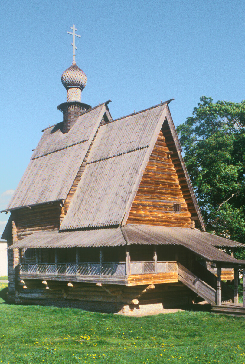 Cerkev sv. Nikolaja, pogled na severozahod. Prvotno v vasi Glotovo, Jurev-poljsko okrožje. 23. maj 1996