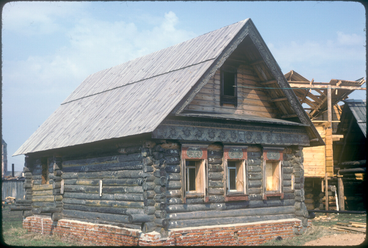 Kulikova izba (v obnovi). Hiša, zgrajena leta 1861 v vasi Kamenevo, Kameškovsko okrožje. V postopku ponovnega sestavljanja v Suzdaljskem muzeju. (Upoštevajte oštevilčena debla prvotne strukture.) 27. april 1980