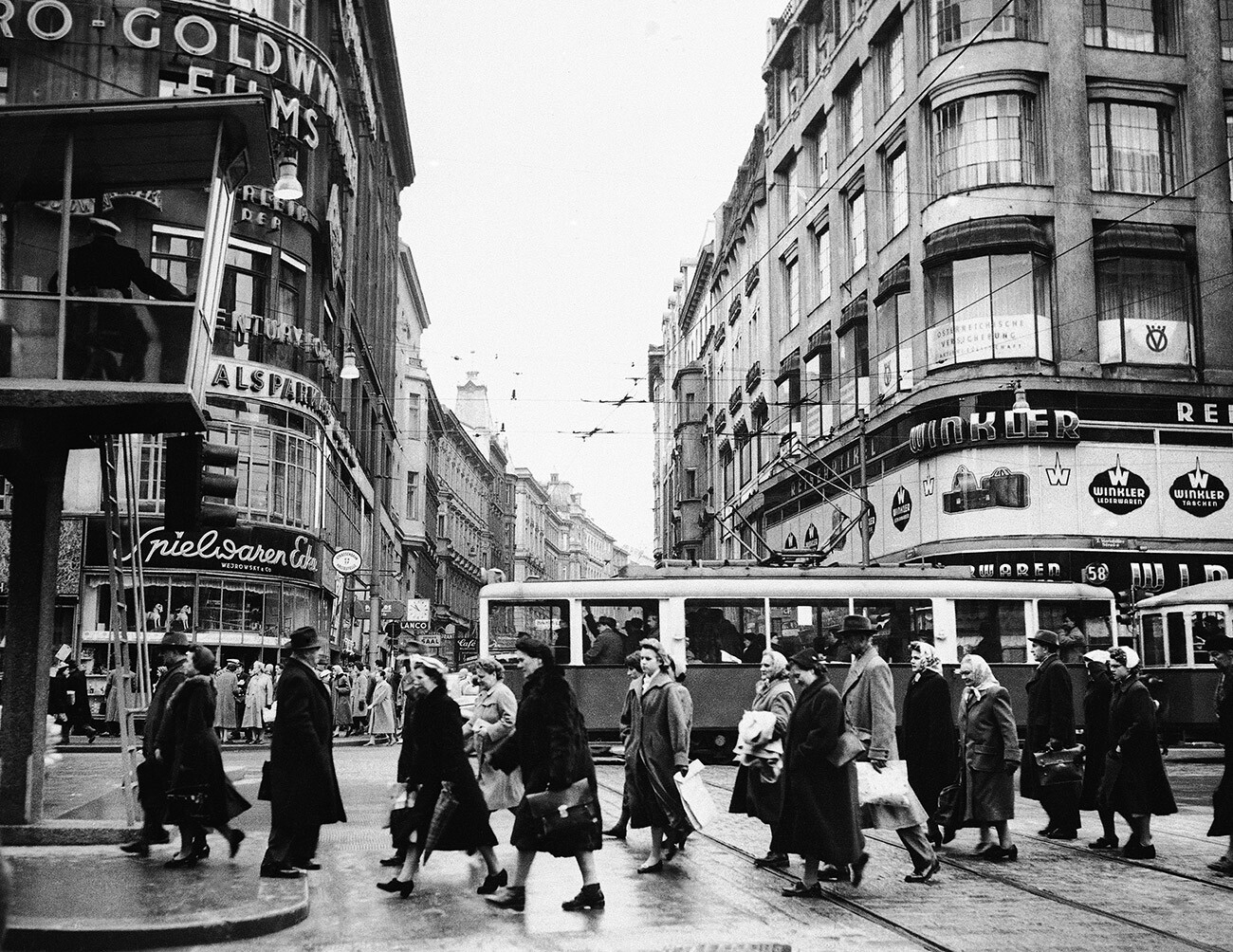 Ulični prizor v središču Dunaja leta 1957. Na levi strani je eden od stolpov za nadzor prometa, ki ga uporablja policija