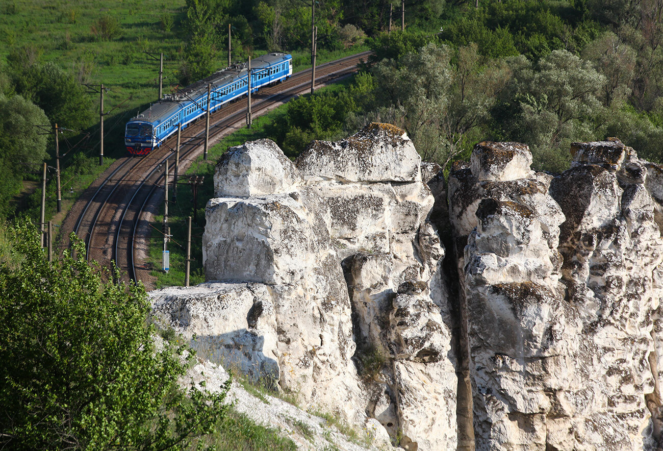 Električni vlak, ki pelje mimo arhitekturnega in arheološkega muzejskega rezervata Divnogorje v Voroneški regiji.