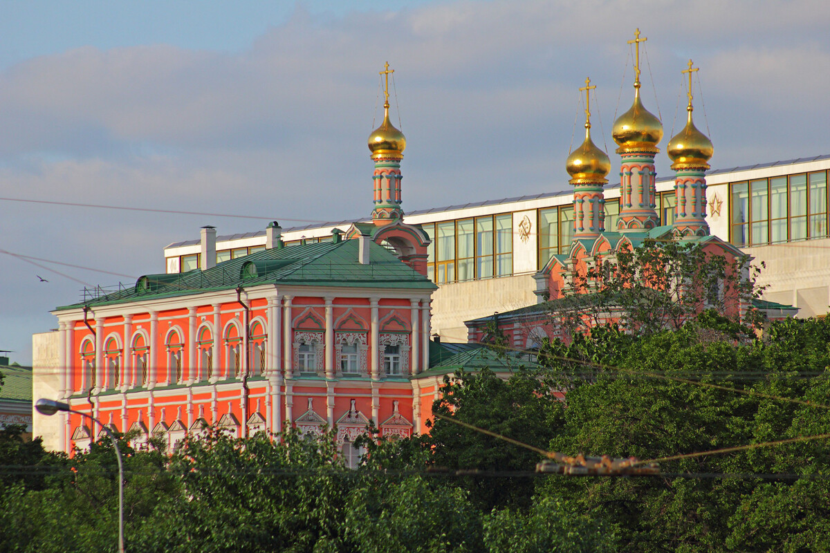 Il Palazzo dei Divertimenti, della metà del XVII secolo, nel Cremlino di Mosca, visto dai Giardini di Alessandro. Fu residenza dei boiardi. Alle sue spalle si riconosce il moderno Palazzo di Stato del Cremlino (già Palazzo dei Congressi), costruito nel 1961