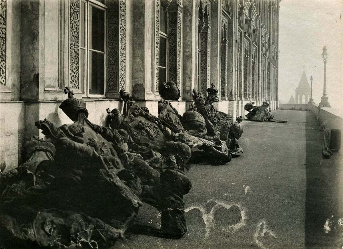 Stemmi imperiali staccati dal Gran Palazzo del Cremlino dopo la salita al potere dei bolscevichi. Lo scatto, del 1920, è del celebre fotoreporter Viktor Bulla