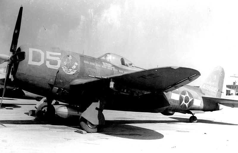 Los P-47 brasileños llevaban el emblema ‘Senta a Pua!’ en el morro, junto con la insignia nacional de Brasil.