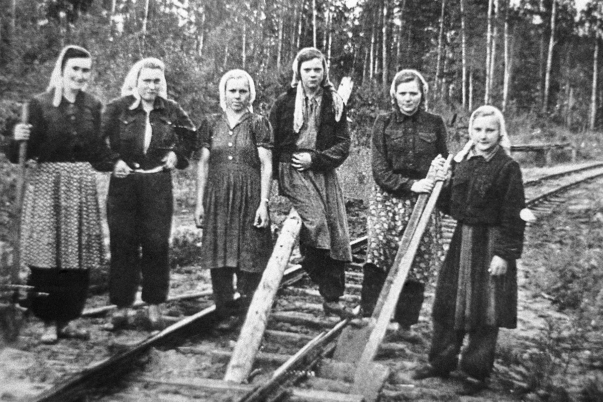 Alemães provenientes da região do Volga deportadas para a Sibéria, 1943.