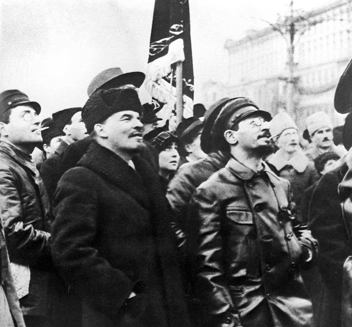 Vladimir Lenin (1870-1924) (a la derecha) y Yákov Sverdlov (1885-1919) inspeccionando un monumento temporal a Karl Marx y Friedrich Engels en la Plaza Voskresénskaya (actual Plaza de la Revolución). 1918.