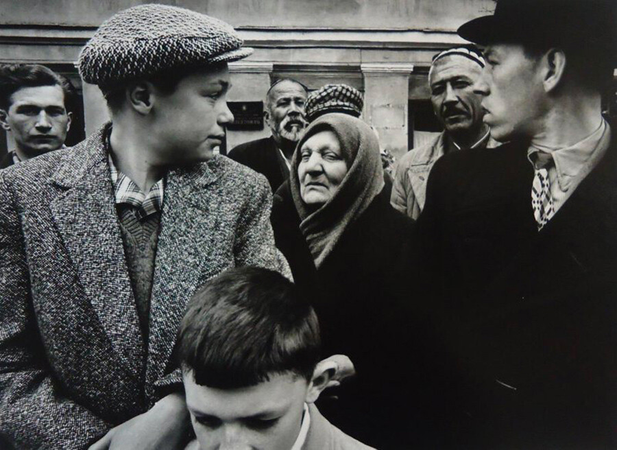 Skupina ljudi na prvomajski paradi, 1961

