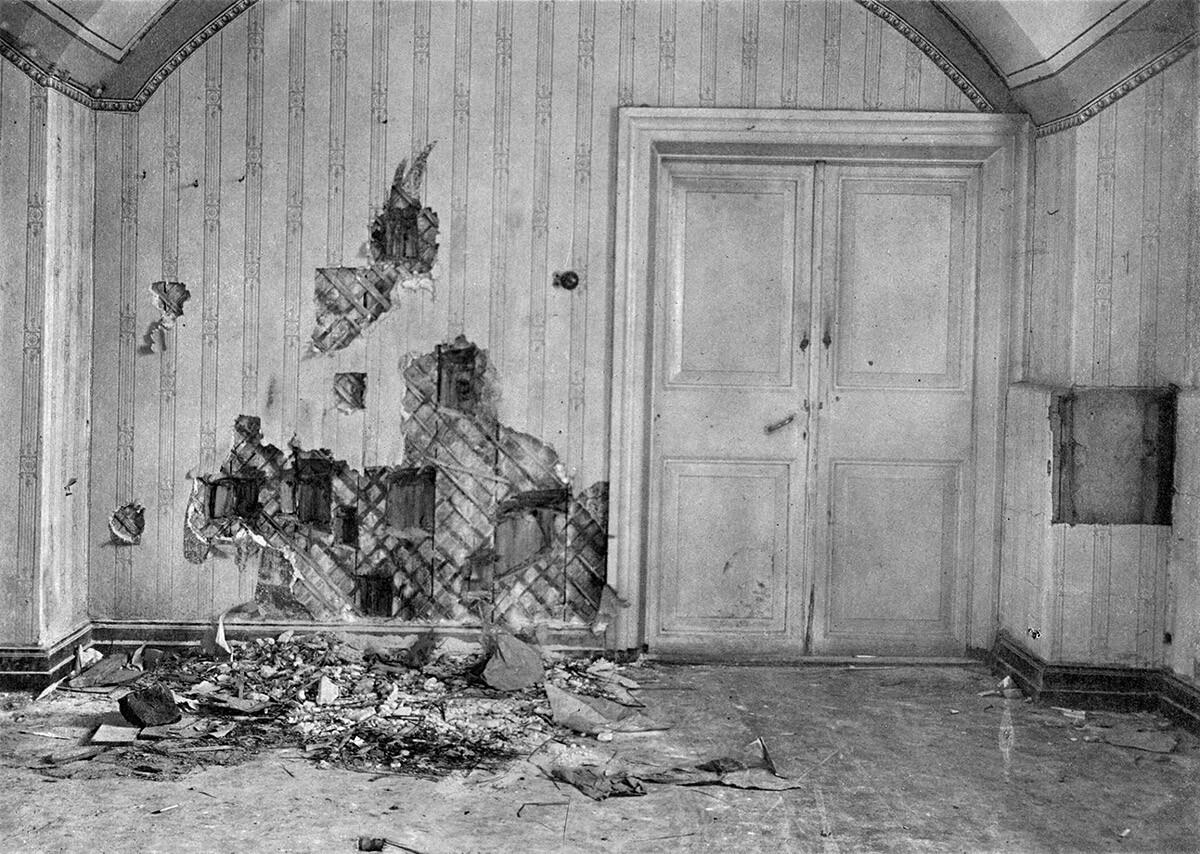 La habitación del sótano de la casa Ipátiev donde fueron asesinados los Romanov en julio de 1918. Las paredes fueron destrozadas por los verdugos en busca de dinero y joyas.