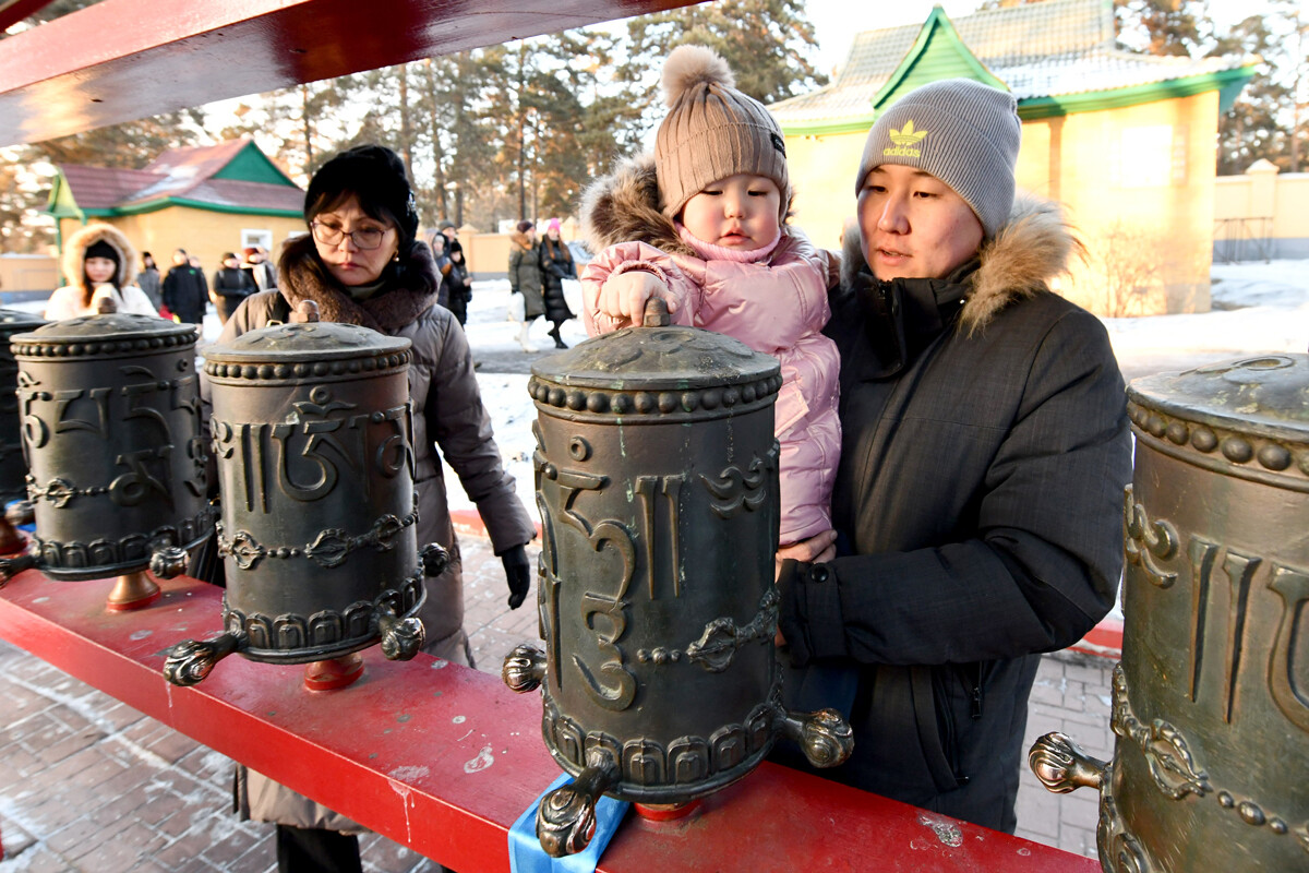 Purification ritual Dugzhuuba on eve of Sagaalgan, Chita.