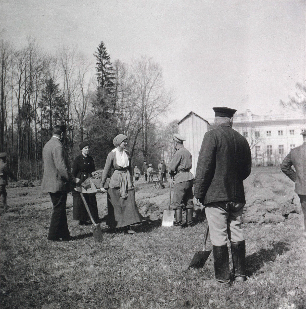 La famille impériale lors des travaux d'aménagement du parc Catherine, durant leur arrestation à Tsarskoïé Selo