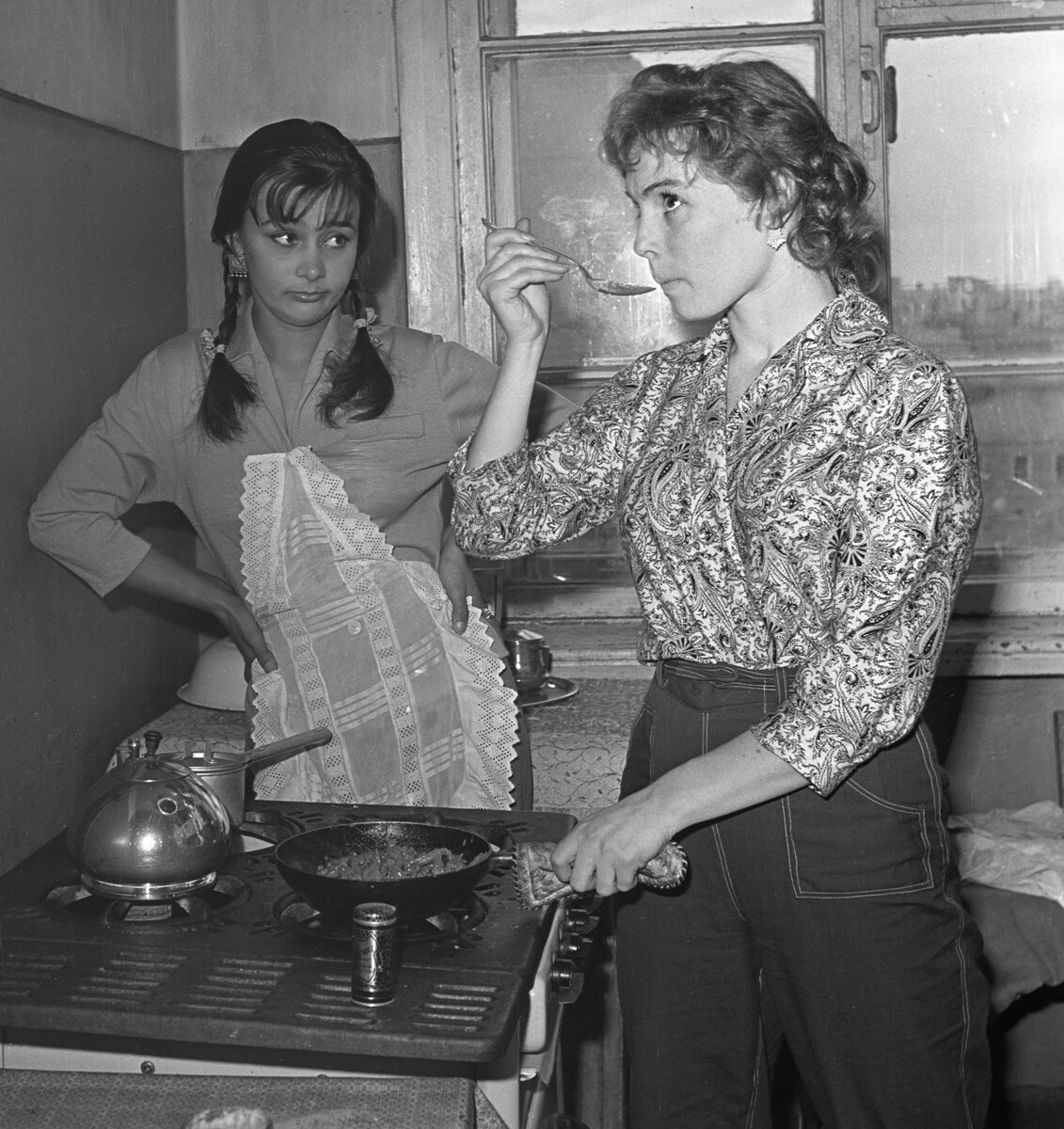 L'actrice de théâtre et de cinéma soviétique Lioudmila Martchenko (à gauche), 1961
