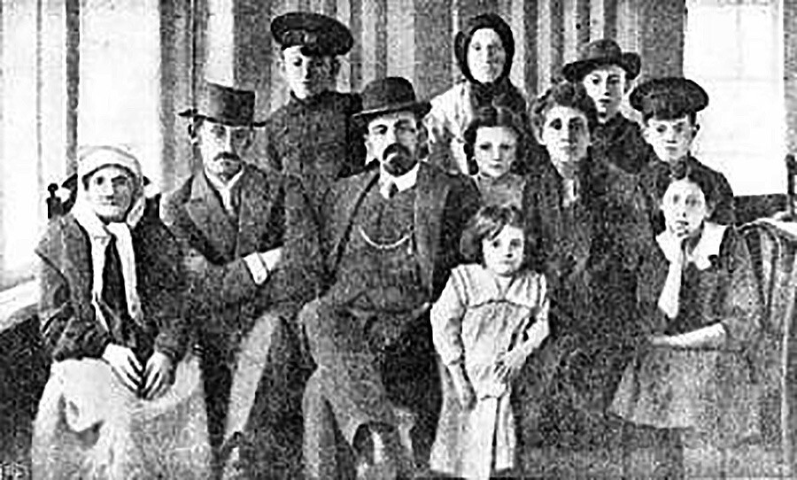 Beilis con su familia (era padre de cinco hijos) tras su liberación. No vivió mucho tiempo en Rusia tras ser liberado.