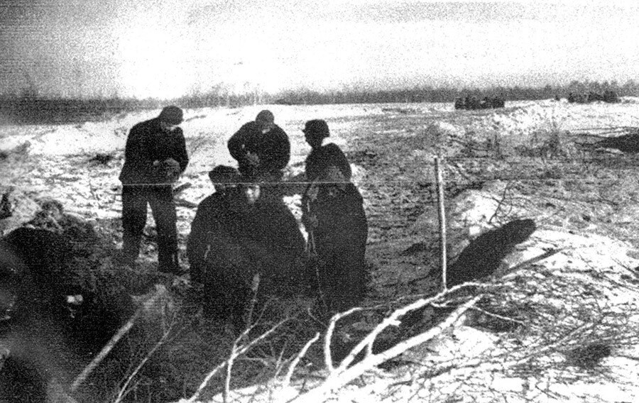 Первые трудармейцы Бакалстроя на расчистке снега, 1942 г.