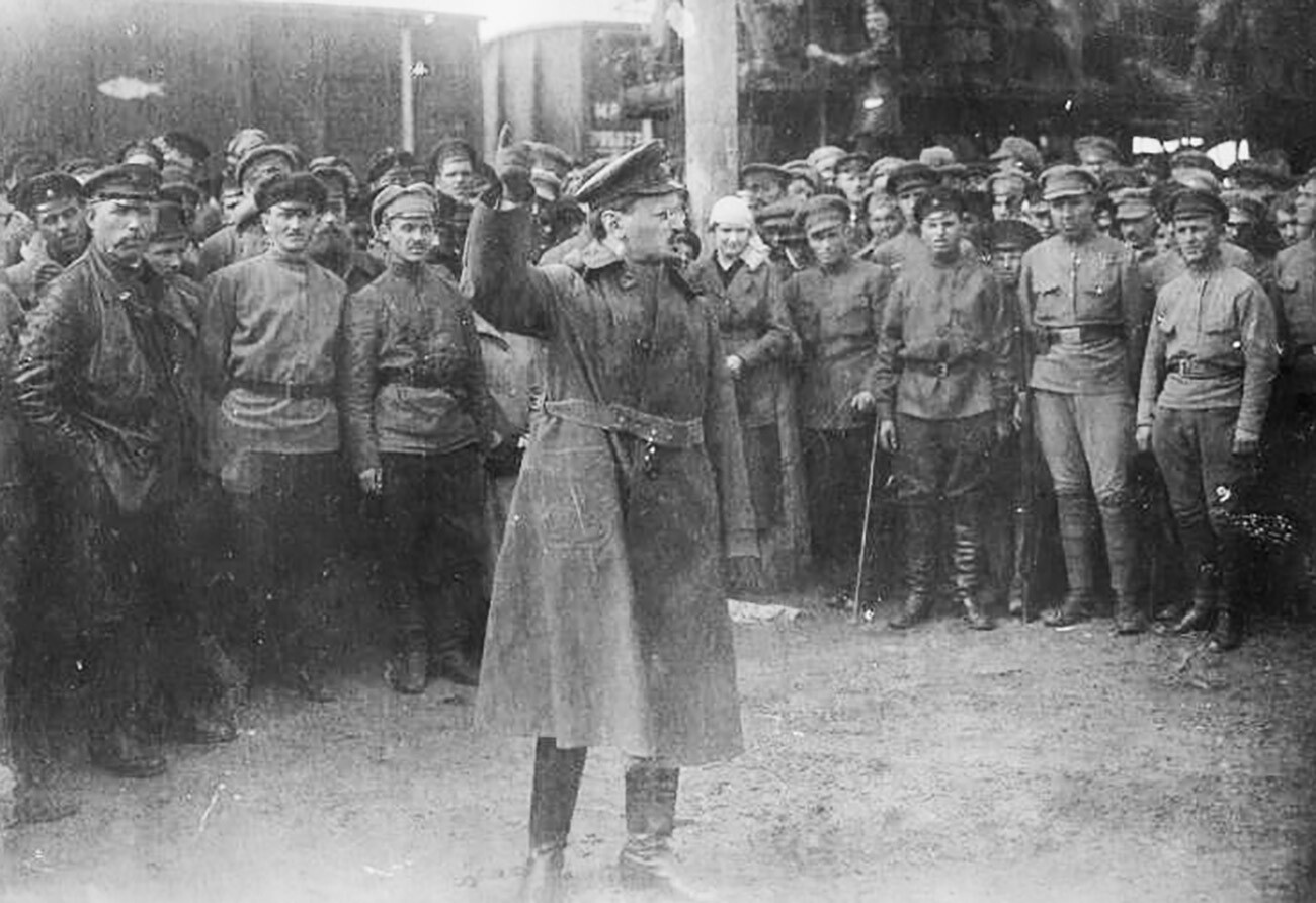 Léon Trotski s'adressant aux soldats