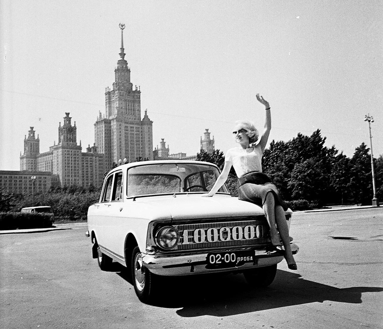 Il milionesimo esemplare della Moskvich 408 a Mosca. Sullo sfondo si riconosce l’edificio principale dell’Università Statale di Mosca, una delle “Sette Sorelle” di Stalin