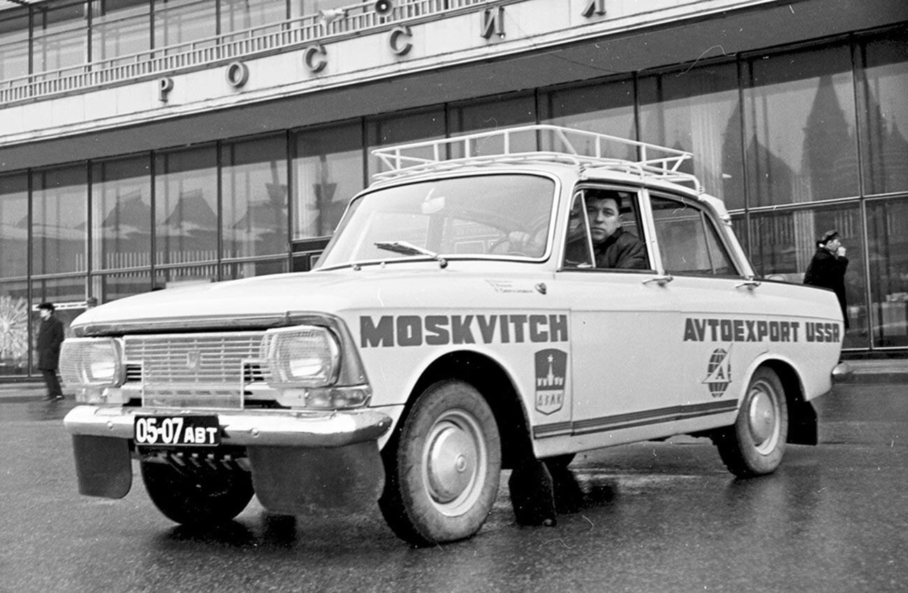 La Moskvich 412 with con motore da 1500 cc che partecipò al “London to Mexico World Cup Rally” del 1970: circa 25.700 chilometri in due continenti (con una pausa per il trasferimento via mare). Primo al traguardo arrivatono Hannu Mikkola e Gunnar Palm, alla guida di una Ford Escort