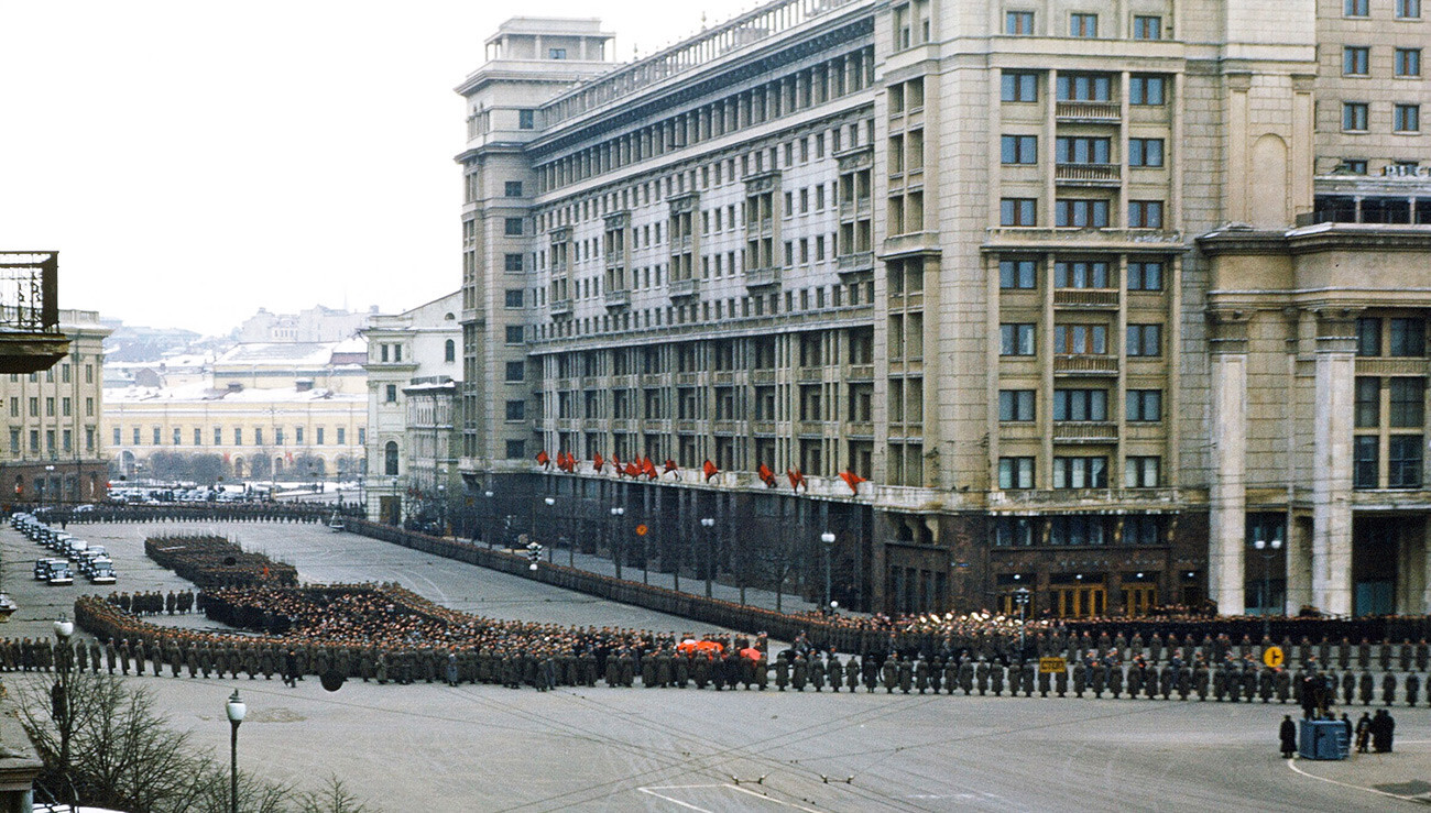 Cortejo fúnebre de Stalin en el centro de Moscú, fotografiado por un empleado de la embajada estadounidense.
