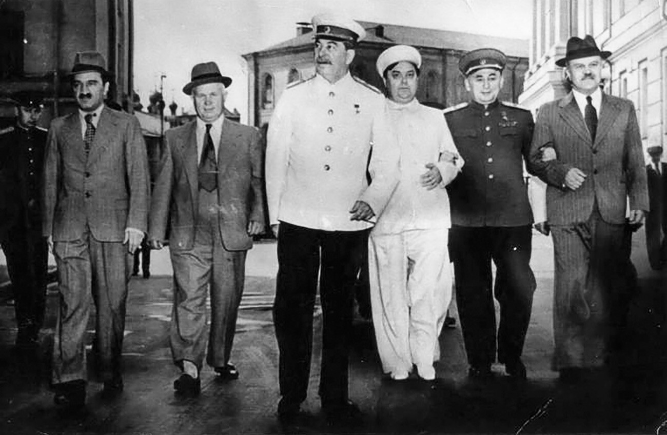El círculo íntimo de Stalin durante los últimos años de su reinado: Anastas Mikoyán, Nikita Jrushchev, Iósif Stalin, Gueorgui Malenkov, Lavrenti Beria, Viacheslav Mólotov.