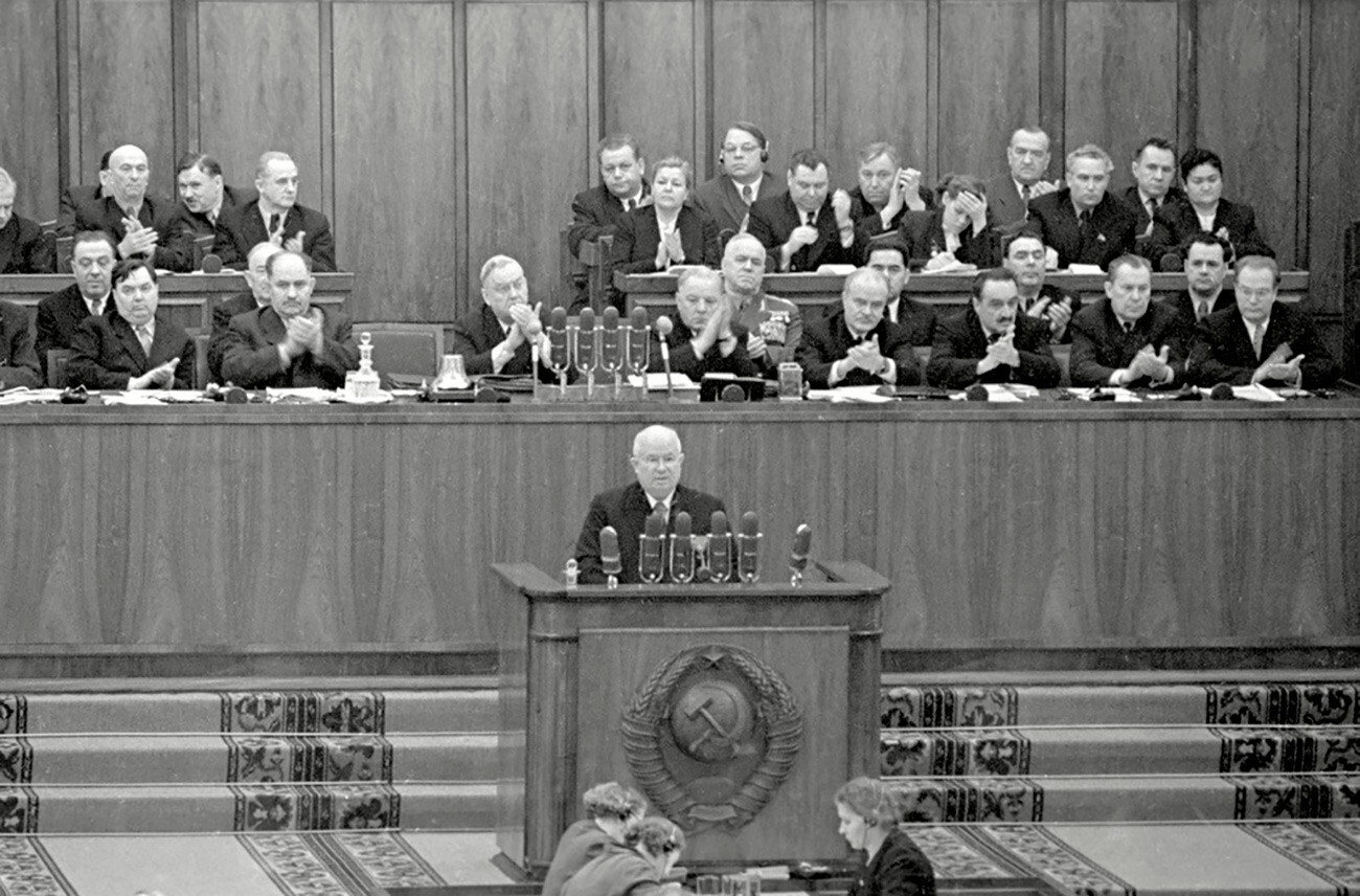 Jrushchov pronuncia un discurso en el XX Congreso del Partido Comunista de la URSS.