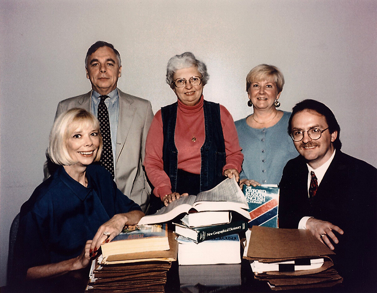 Tim pemburu mata-mata CIA. Dari kiri ke kanan: Sandy Grimes, Paul Redmond, Jeanne Vertefeuille, Diana Worthen, dan Dan Payne.