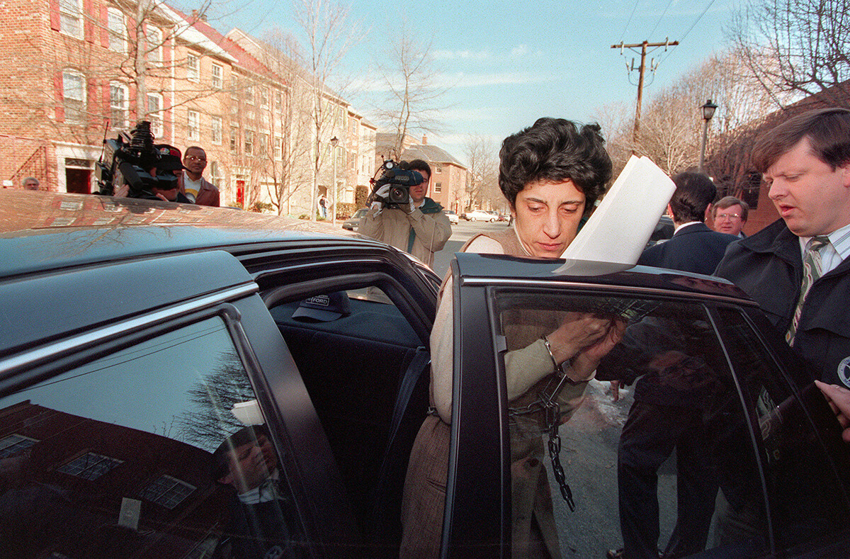 Maria del Rosario Casas Ames, istri agen senior CIA Aldrich Hazen Ames, masuk ke dalam mobil di depan Gedung Pengadilan Federal AS di Alexandria, Virginia.