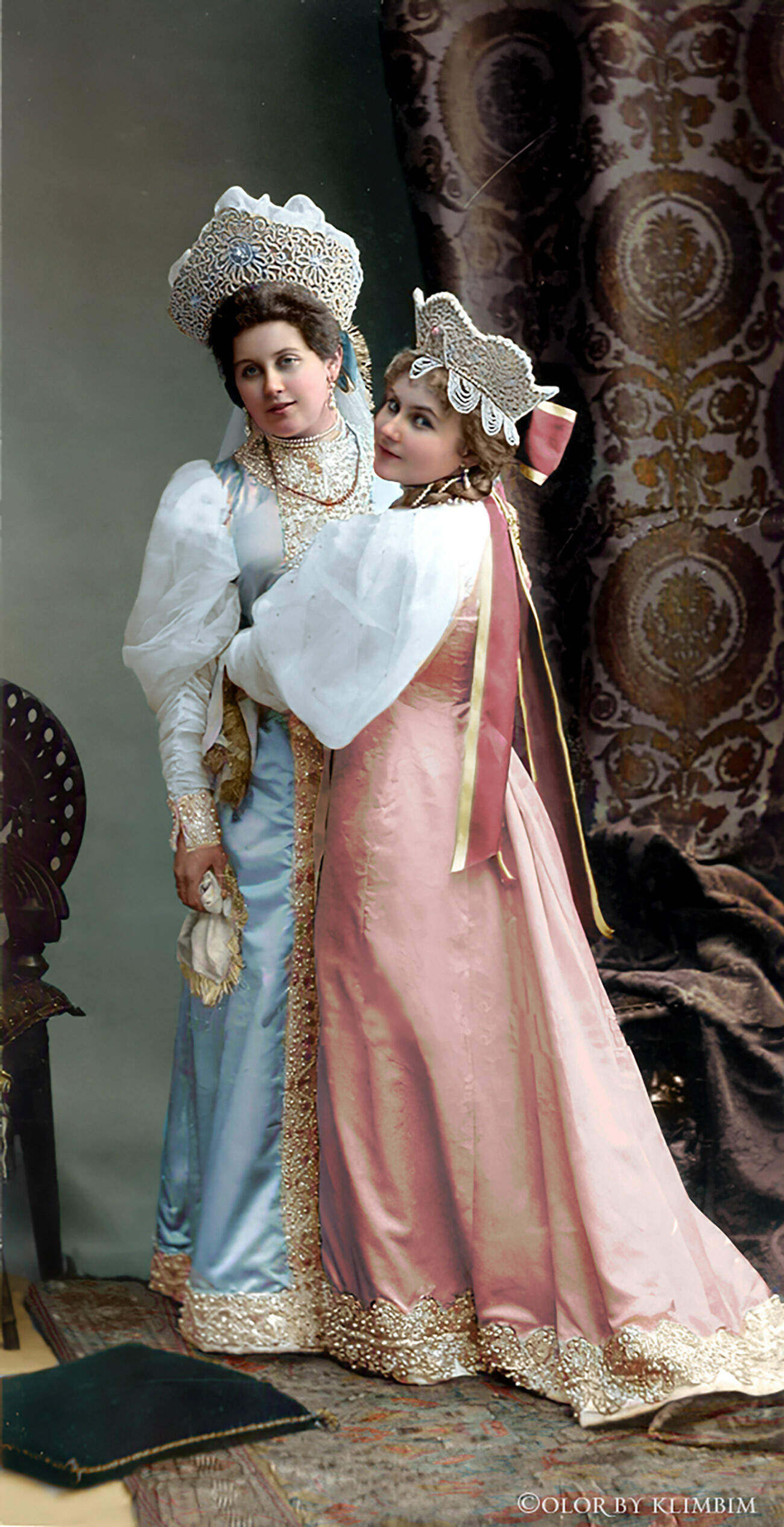 Lady-in-waiting Anna Taneeva bersama adiknya.
