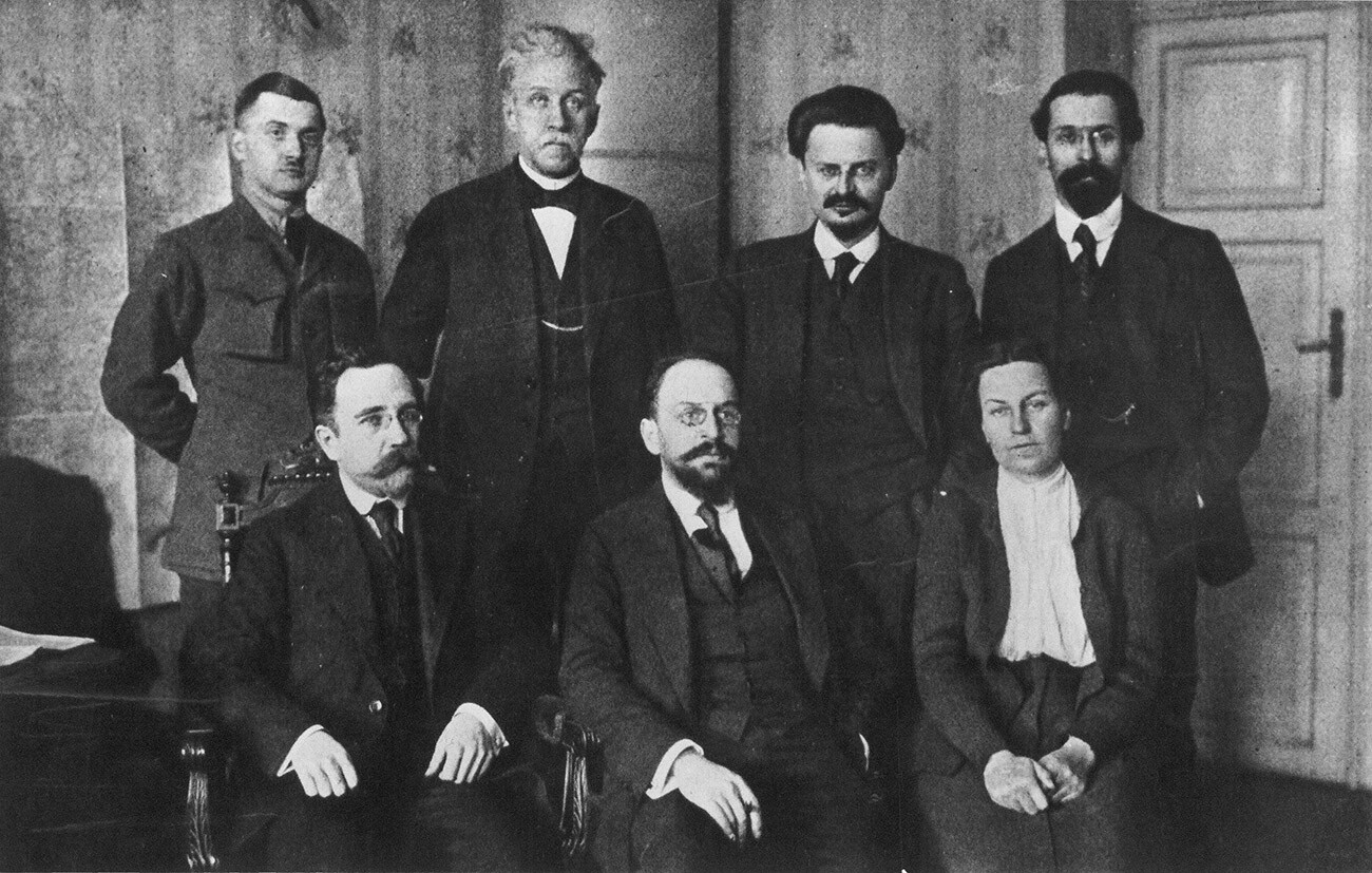 Вторият състав на съветската делегация в Брест-Литовск. Седнали отляво надясно: Каменев, Йофе, Биценко. Прави, отляво надясно: Липски, Стучка, Троцки, Карахан