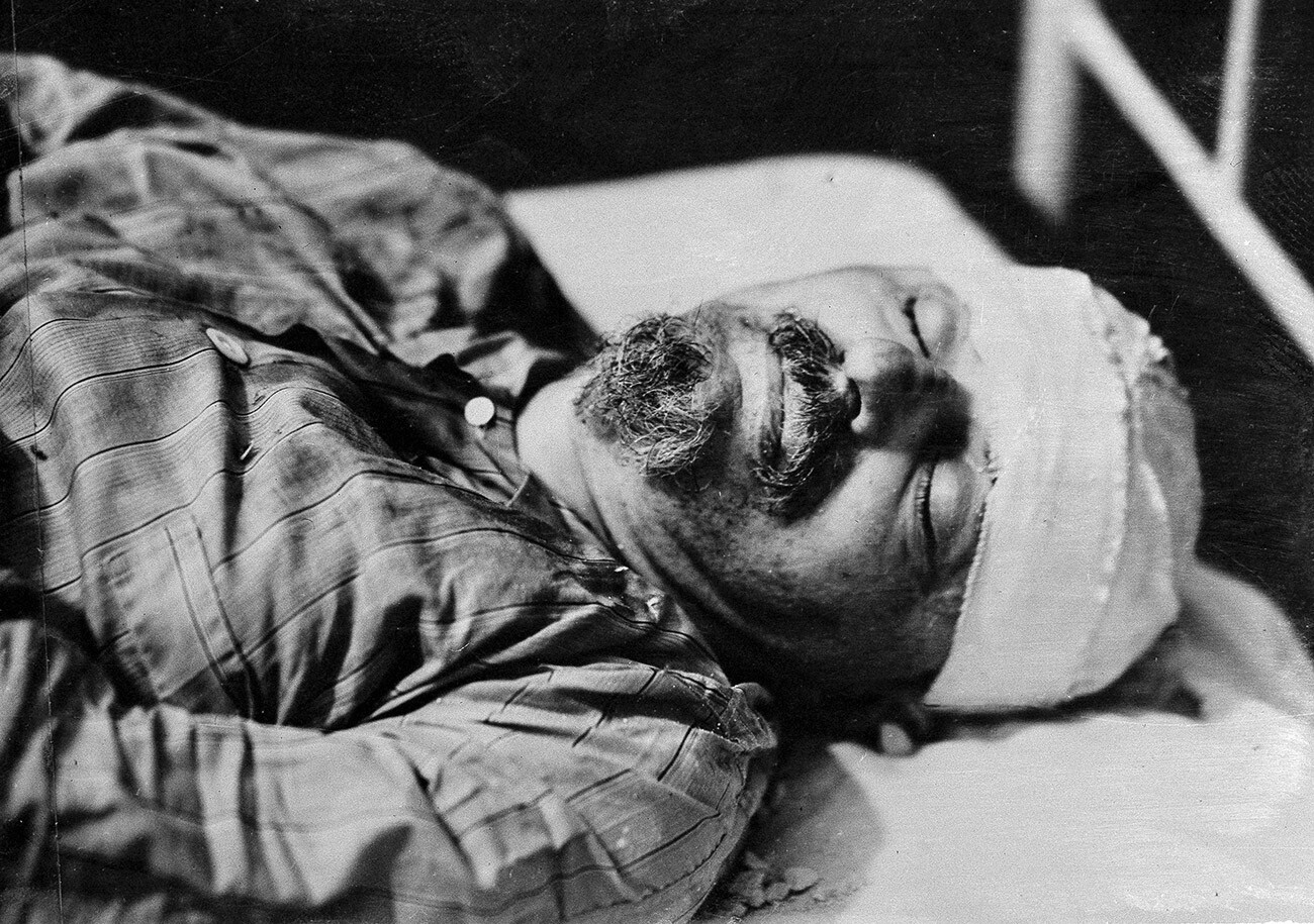 Ruski revolucionar Lev Trocki trenutek po tem, ko je umrl zaradi ran, ki mu jih je 21. avgusta 1940 v Mexico Cityju zadal agent NKVD Ramon Mercader.