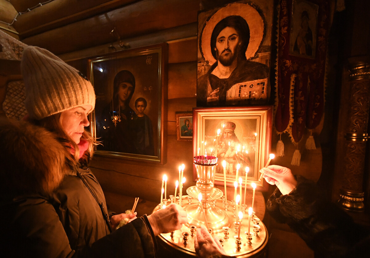 Верующие во время ночной рождественской службы в Знаменском православном храме в Дивногорске