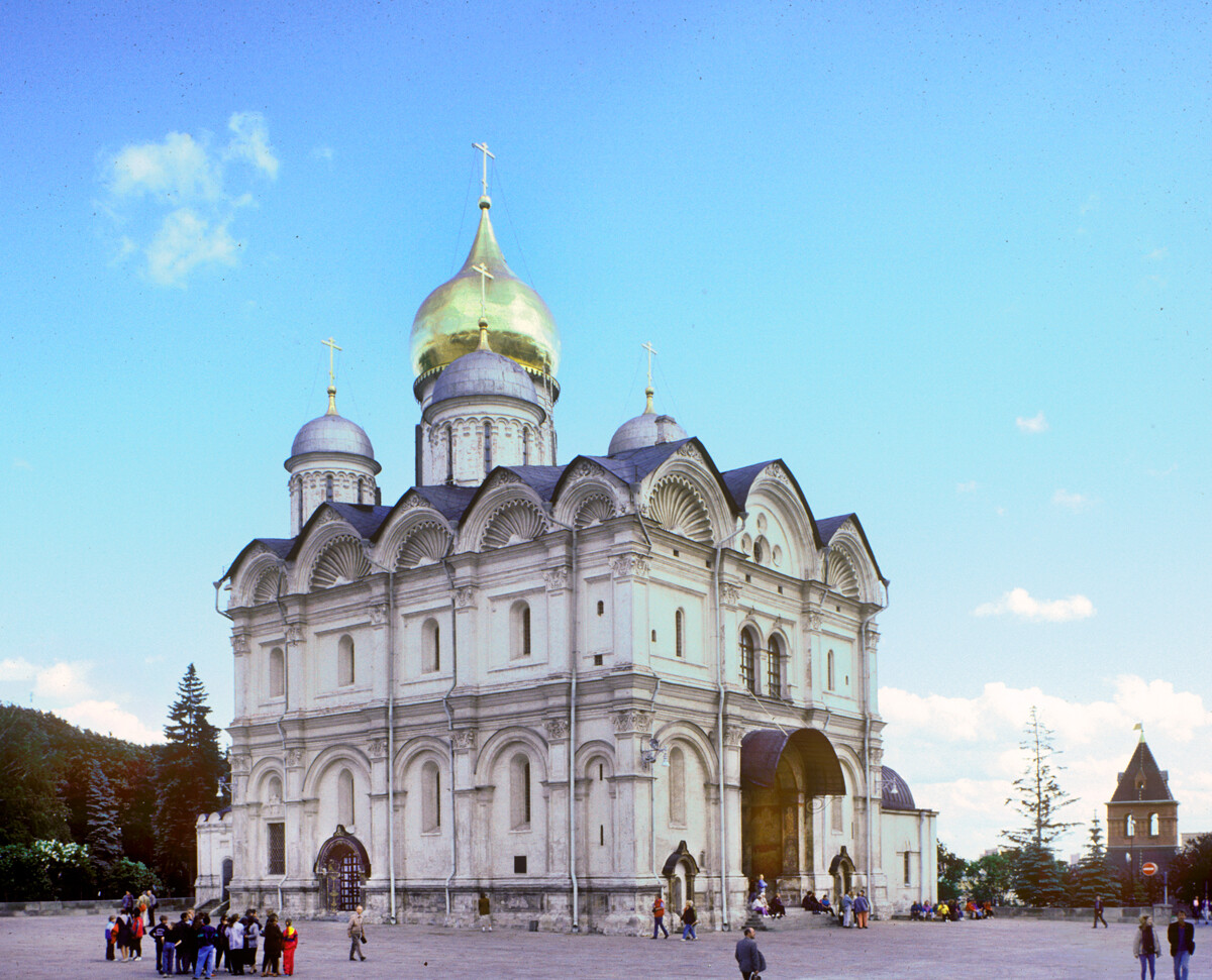 Московски Кремљ. Архангељска саборна црква, поглед са северозапада. Десно у позадини: Тројицка кула јужних зидина Кремља. Фотограф: Вилијем Брумфилд, 17. јун 1994. 