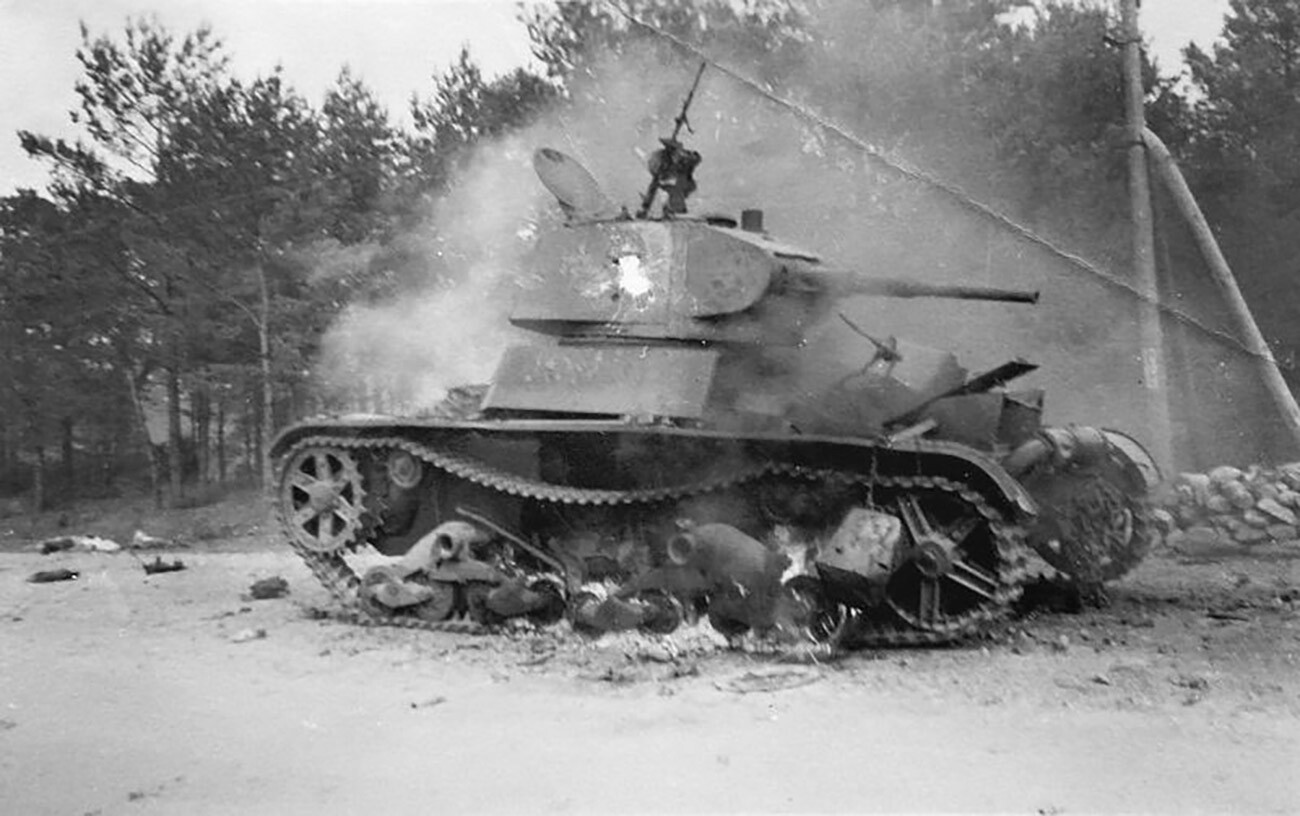 Quemando tanque soviético T-26.
