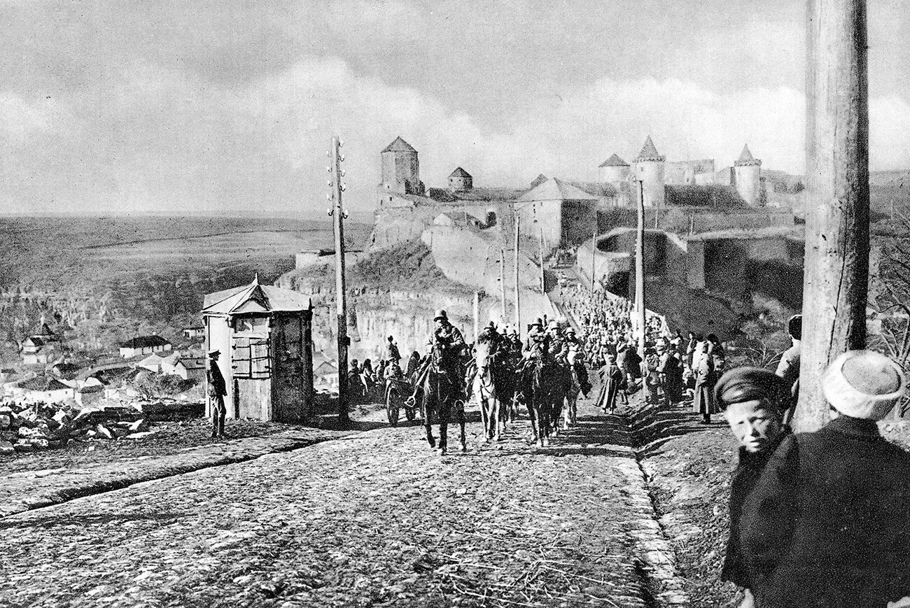 Österreichisch-ungarische Truppen rücken nach dem Vertrag von Brest-Litowsk am 9. Februar 1918 in die ukrainische Stadt Kamianets-Podilskyi ein.