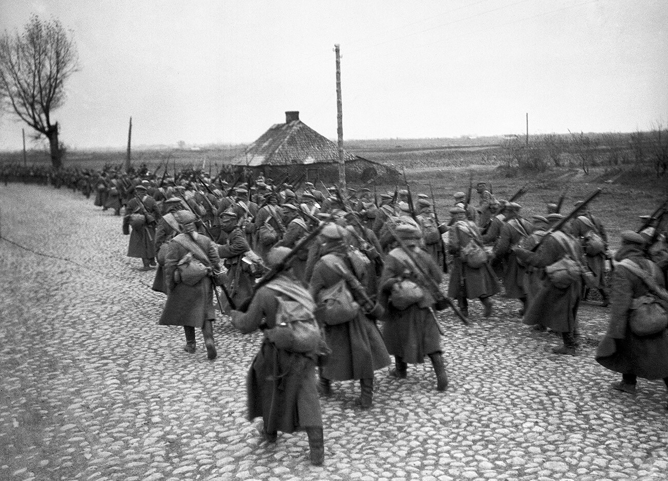 Russische Infanterie in Polen, auf dem langen Marsch in die Schlacht im August 1914. 